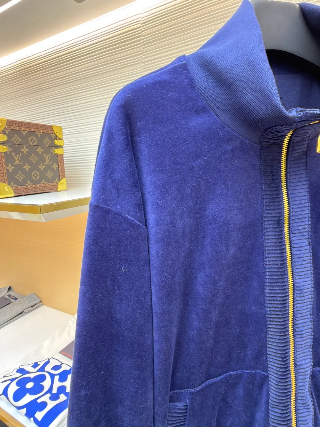 LOUIS VUITTON velvet zipper pocket ribbed long-sleeved jacket ●Original version: Purchased and developed by 20433 ●Item number: 1682205-C30 ●Fabric: velvet fabric ●Technology: knitting ●Color: navy blue ●Version: fitted version ●Weight: about 945 grams ●Size: S-M-L-XL ●Description: This navy blue velvet zipper jacket is made of high-density custom-woven velvet fabric, which has been washed and brushed. The suede is short, dense and shiny, and feels soft and skin-friendly. It is also pre-shrunk to avoid shrinkage and deformation after wearing. The neckline is a stand-up collar and is equipped with a custom-made brass zipper. The chain teeth are made with polished gold-plated washing technology, which is smooth, wear-resistant and not easy to oxidize. The sides and pockets of the body adopt accordion pleat three-dimensional splicing technology, supplemented by high-elastic rib edges of the same color, taking into account the stiffness of the fit and wearing comfort. The left chest is inlaid with a metal nameplate logo, which is made by etching and painting. The details are made of double-needle overlock sewing. The stitching is neat and precise. The overall process takes into account both texture and wearability. Each process is subject to quality control inspection to ensure the exquisite presentation of the pattern and details. The overall wiring is straight and delicate, the fabric is comfortable and soft, and the color is consistent without color difference. It can be matched with the same style to create a fashionable look and control various occasions. Customized accessories, complete with three standards, same style for men and women!
